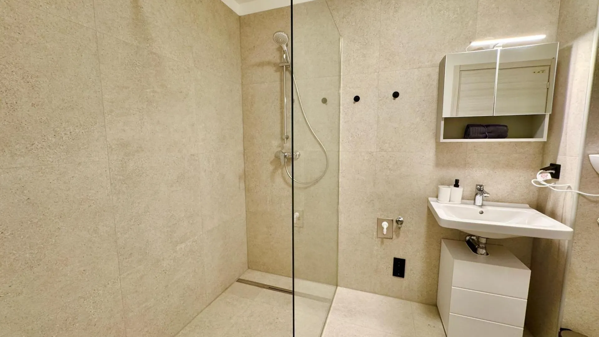 Stylish Modern Apartment With Terrace & Free Parking Vienna